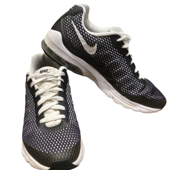 𝅺Nike Air Max Invigor SE Black & White Running Shoes SZ 8.5 - Picture 1 of 8